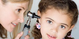 Làm sao để xử trí khi côn trùng chui vào tai?