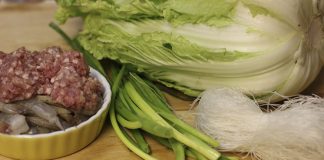 Canh cải thảo nấu thịt viên ngọt mát