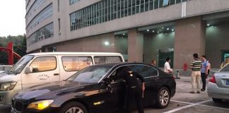 Người vợ dùng búa đập phá xe BMW 3,5 tỷ khi biết chồng ngoại tình