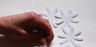 Hoa cúc bằng giấy trắng tinh khôi chào đón mùa thu