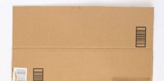 Tận dụng bìa carton làm giá để giày trong phòng