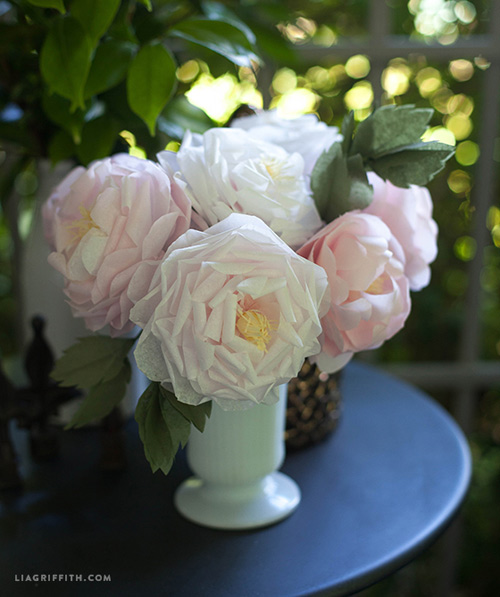 Cách làm hoa hồng bằng khăn giấy trang trí nhà xinh xắn