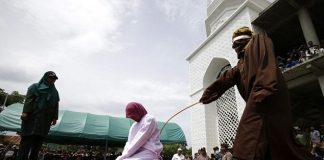 Lễ xử tội dã man phụ nữ trót “quan hệ” trước hôn nhân ở Indonesia