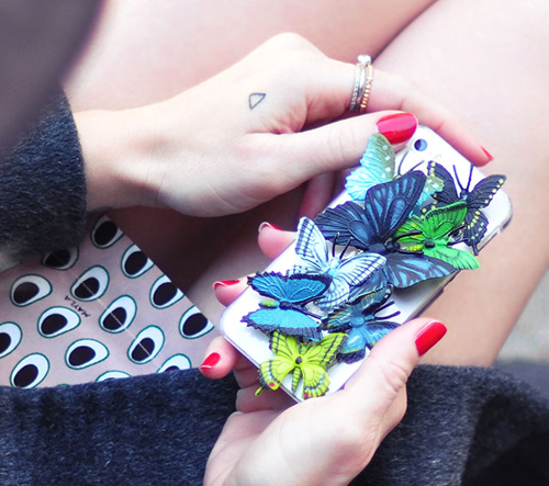Cách trang trí ốp lưng điện thoại bằng đàn bướm xinh