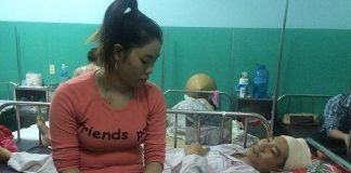 Đi đòi lương cho vợ, chồng bị bảo vệ công ty chém đứt gân, chấn thương sọ não