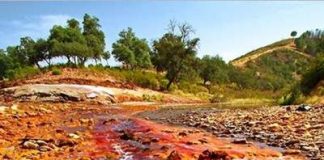 Hoảng hốt dòng sông đỏ Rio Tinto