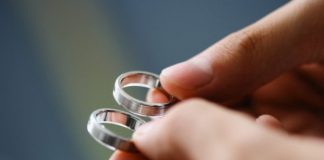 Bí mật đằng sau chiếc nhẫn cưới chồng giấu trong ngăn tủ