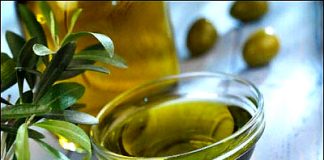 Cách tẩy trang bằng dầu oliu