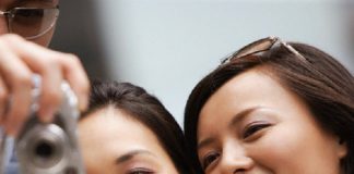 Phanh phui bí mật của chồng từ sợi dây chuyền bạch kim