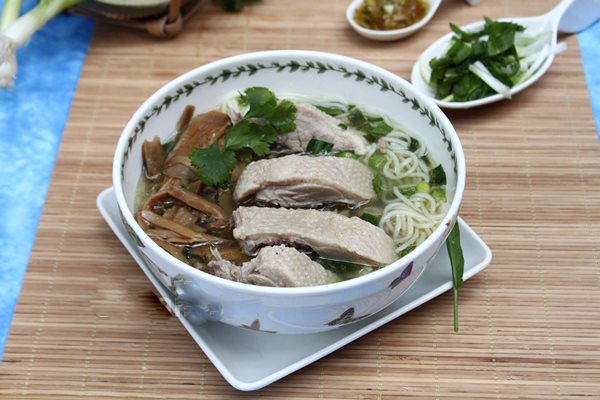 Khéo tay làm bún vịt nấu măng