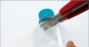 Tự chế móc treo chìa khóa từ vỏ chai nhựa cũ