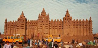 Chiêm ngưỡng tuyệt tác nhà thờ bùn