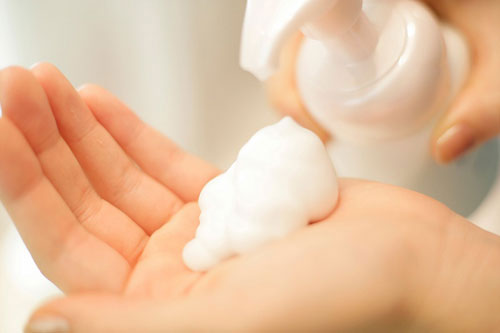Sản phẩm được tạo bọt có thể lấy mất chất ẩm trên da.