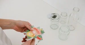 Mách bạn cách chế lọ hoa xinh lung linh chào năm mới - 1