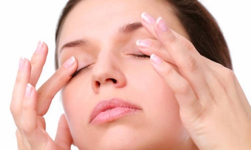 Cách chữa mắt sưng nhanh nhất cực đơn giản