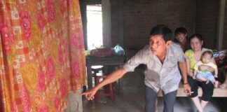 Lột quần áo, xát ớt lên người tình địch do ghen