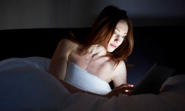 Sử dụng máy tính trước khi đi ngủ gây hại sức khỏe