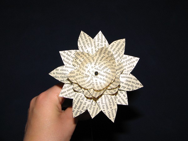 Không cần hồ dán, làm hoa giấy 3D cực xinh