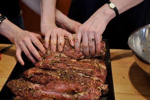 Cách làm thịt lợn cuốn nướng kiểu Italy cho bữa tối thật ngon