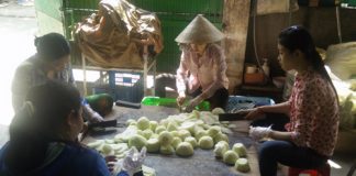 Giật mình với mứt Tết ngâm hoá chất ở Sài Gòn