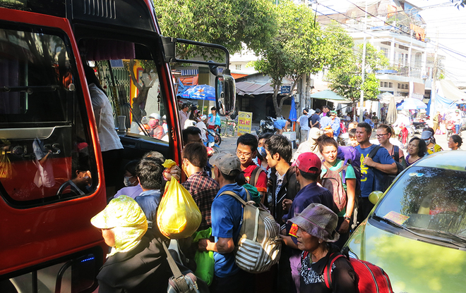 Hàng nghìn người vật vã ở ga Biên Hòa sau khi cầu Ghềnh sập