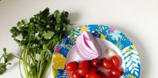 Làm salad cà chua thanh mát