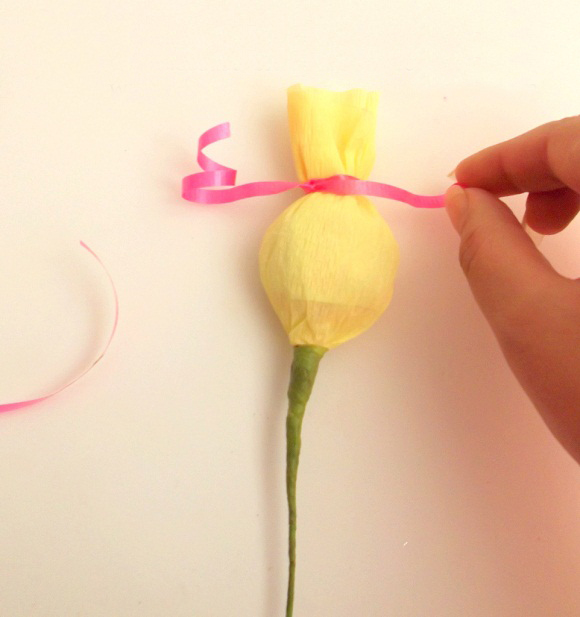 Làm hoa hồng ngậm kẹo từ giấy nhún tặng 'một nửa kia'