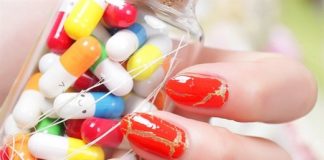 Nail óng ánh quyến rũ phái đẹp mùa Giáng Sinh