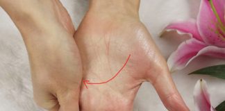 Miết nhiều lần ngang lòng bàn tay theo chiều mũi tên