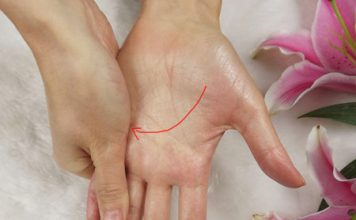 Miết nhiều lần ngang lòng bàn tay theo chiều mũi tên