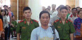 Luật sư phản ứng bỏ đi khỏi phòng xử vụ bé bán vé số sinh con