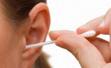 Cách dùng sáp ong chữa bệnh viêm ống tai ngoài - 1