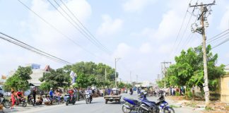 Khiêng người hấp hối sau TNGT vào lề đường rồi bỏ đi