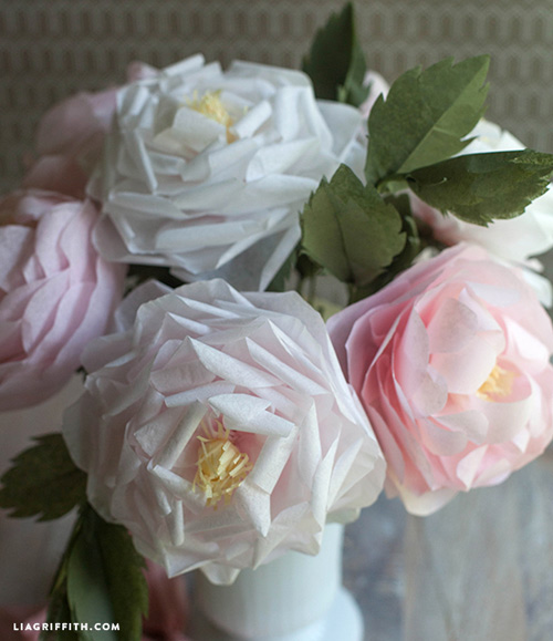Cách làm hoa hồng bằng khăn giấy trang trí nhà xinh xắn