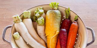 Cách muối củ cải và cà rốt chua giòn ăn dần dịp Tết