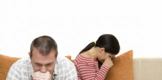 Hủy hôn khi nhìn thấy que thử thai trong túi xách của vợ sắp cưới