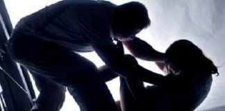 Đang ngủ, bé 12 tuổi bị gọi dậy hiếp dâm tập thể tại lớp