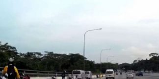 Cơn mưa tiền trên phố khiến giao thông hỗn loạn