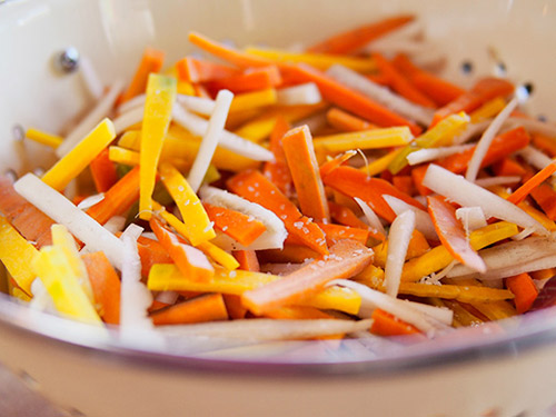 Cách muối củ cải và cà rốt chua giòn ăn dần dịp Tết