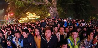 Người dân Thủ đô xuống đường đón năm mới 2016