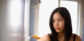 Từ phòng tắm đi ra, cô em nuôi mặc một bộ đồ ngủ mỏng tang...