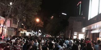 Đám đông hàng trăm bạn trẻ tụ tập làm náo loạn phố Nguyễn Huệ