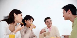 Không nên vừa ăn vừa uống