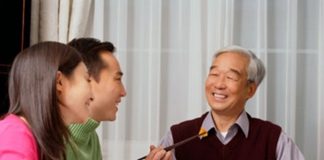 Bắt quả tang bố chồng ngoại tình, tôi có nên mách mẹ chồng?