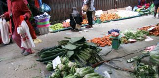 Thực phẩm, rau xanh tăng giá những ngày giáp Tết