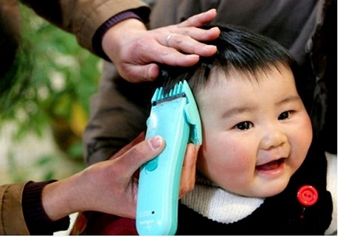 Những lưu ý bố mẹ cần tránh khi cắt tóc máu cho bé