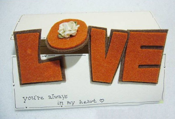 Làm thiệp Valentine độc đáo với khóa cài bằng chữ “LOVE”