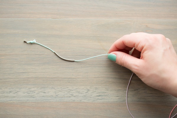 Đố bạn biết cách làm vòng tay handmade từ dây dù?