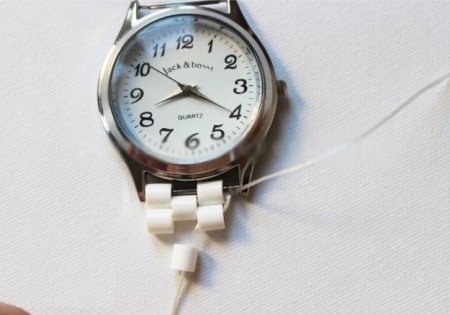 Làm đồng hồ handmade với dây đeo kết từ hạt nhựa