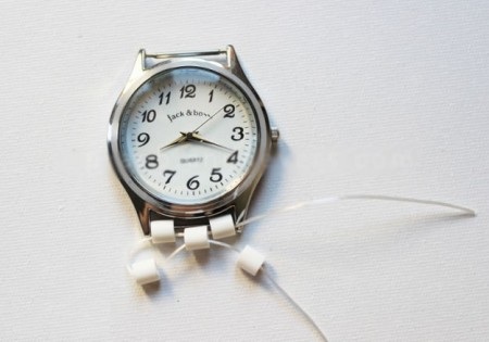 Làm đồng hồ handmade với dây đeo kết từ hạt nhựa